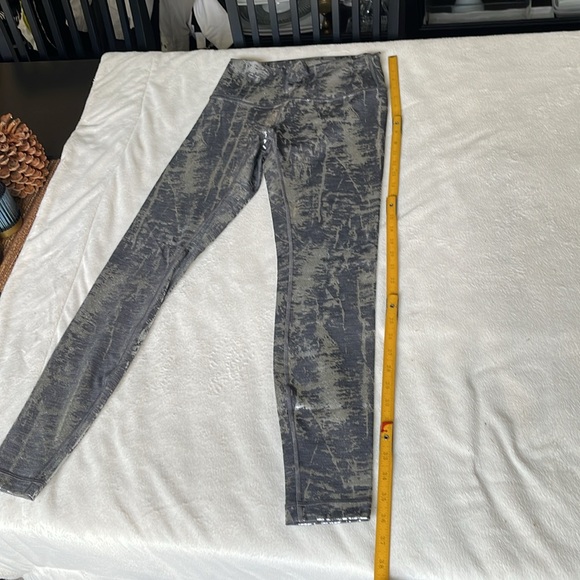 Lululemon Metallic Silver and Black Print Pattern Wunder Under Size 6 28” inseam - Picture 10 of 11